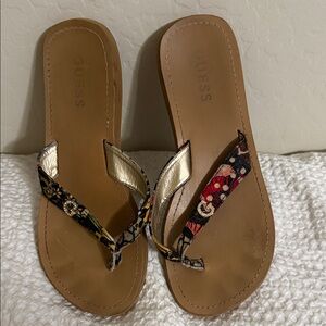 GUESS women’s 7.5 Floral Print Thong Sandals with Gold Accents Summer Flip Flops